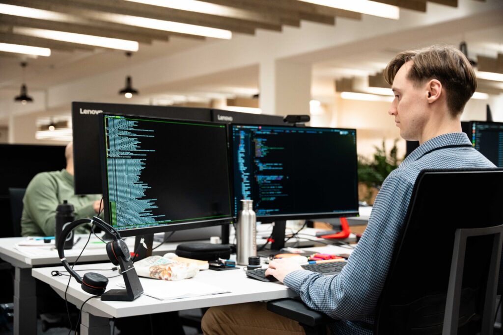 Andy Brinkmeyer of the arculus Fleet team works with Rust at the office. He believes Rust is an excellent programming language for the company's tech stack
